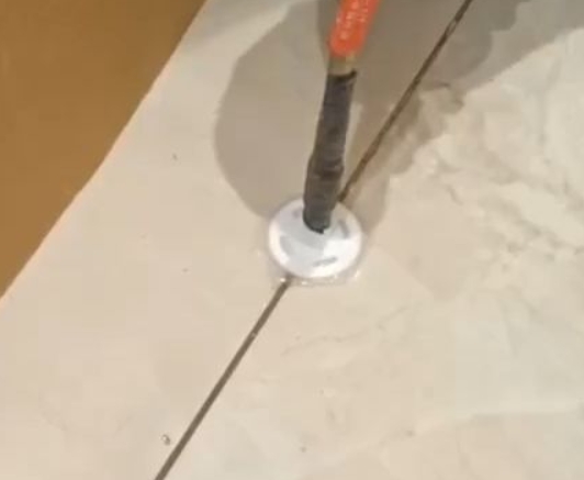 珠山瓷砖空鼓维修公司专业解答瓷砖在铺贴过程中，如果没有涂抹均匀到位的粘结材料（如水泥砂浆或瓷砖胶），可能会导致以下问题